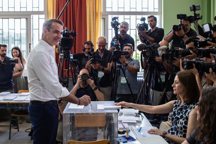Alegeri în Grecia: Partidul de dreapta al fostului premier Mitsotakis câştigă detaşat | Sondaje la ieșirea de la urne