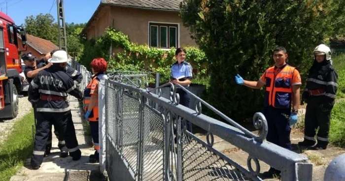 Pompieri şi ambulanţiei au mers la casa bărbatului FOTO dejeanul.ro
