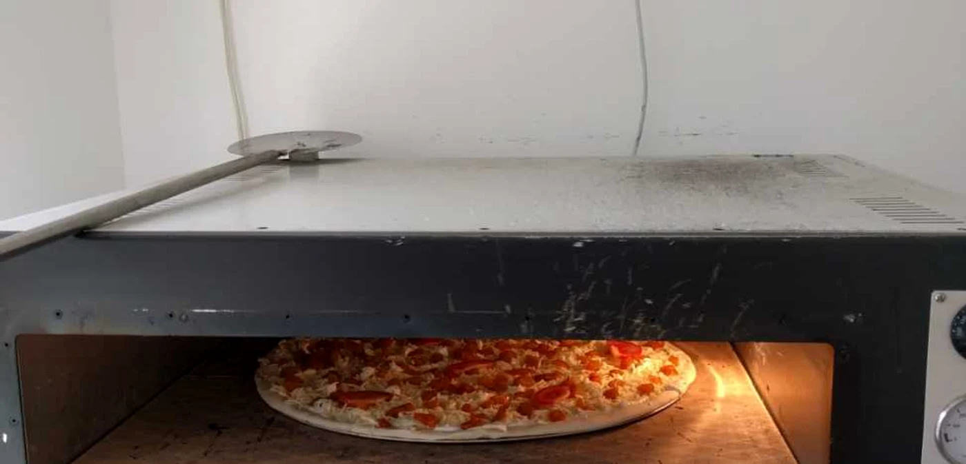 Pizza făcută în casă este rareori la fel ca cea de la pizzerie, blatul făcând diferenţa - foto: adevarul.ro