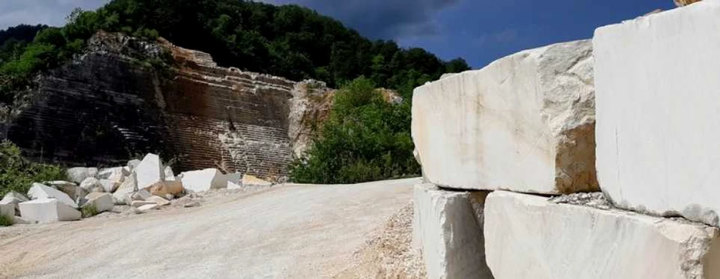 Cariera. Ţinutul marmurei. Drumul spre Ruşchiţa, prin munţii Poiana Ruscă. FOTO: Melania Iscru / Facebook.