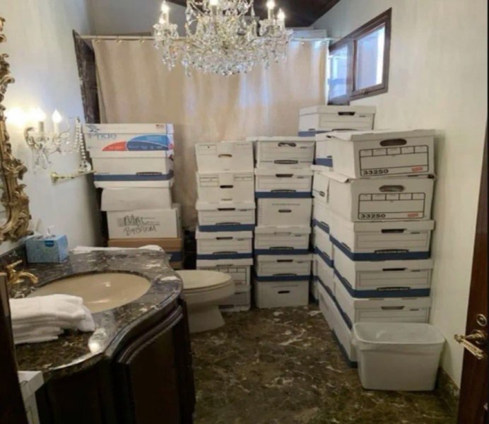 Saga recuperării secretelor SUA de la reședința lui Trump. Fostul președinte american păstra documente clasificate și în baie FOTO