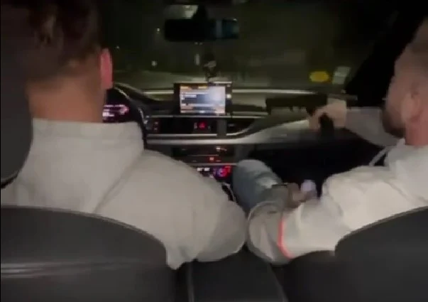 Trei tineri s-au filmat cu pistol și bâta în mașină. Poliția a descins la domiciliile lor în Maramureș