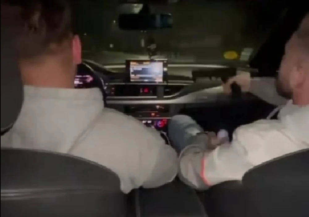 Trei tineri s-au filmat cu pistol și bâta în mașină. Poliția a descins la domiciliile lor în Maramureș