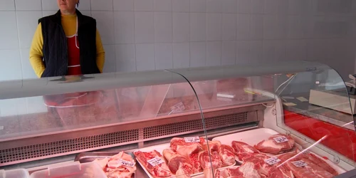 Vânzătorul aşteaptă clienţi pentru toate sortimentele de carne