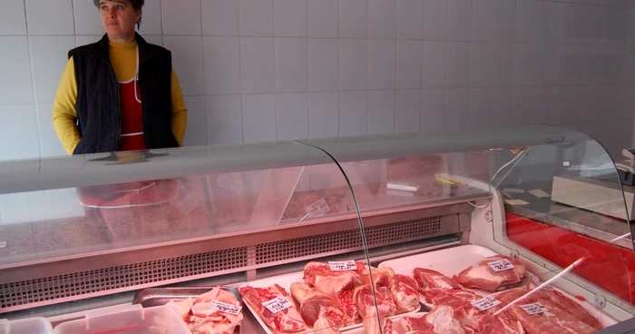 Vânzătorul aşteaptă clienţi pentru toate sortimentele de carne