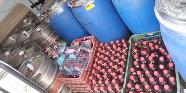 Zeci de butoaie cu alcool de contrabandă găsite în beciul unui afacerist din Sibiu Foto IPJ Sibiu