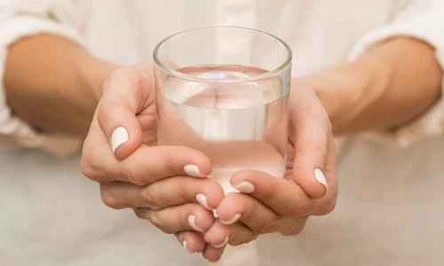 Maini tinand un pahar cu apa jpeg