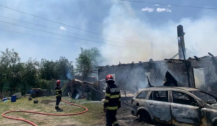 Mai multe locuințe sociale au ars în incendiu FOTO: ISU Arad
