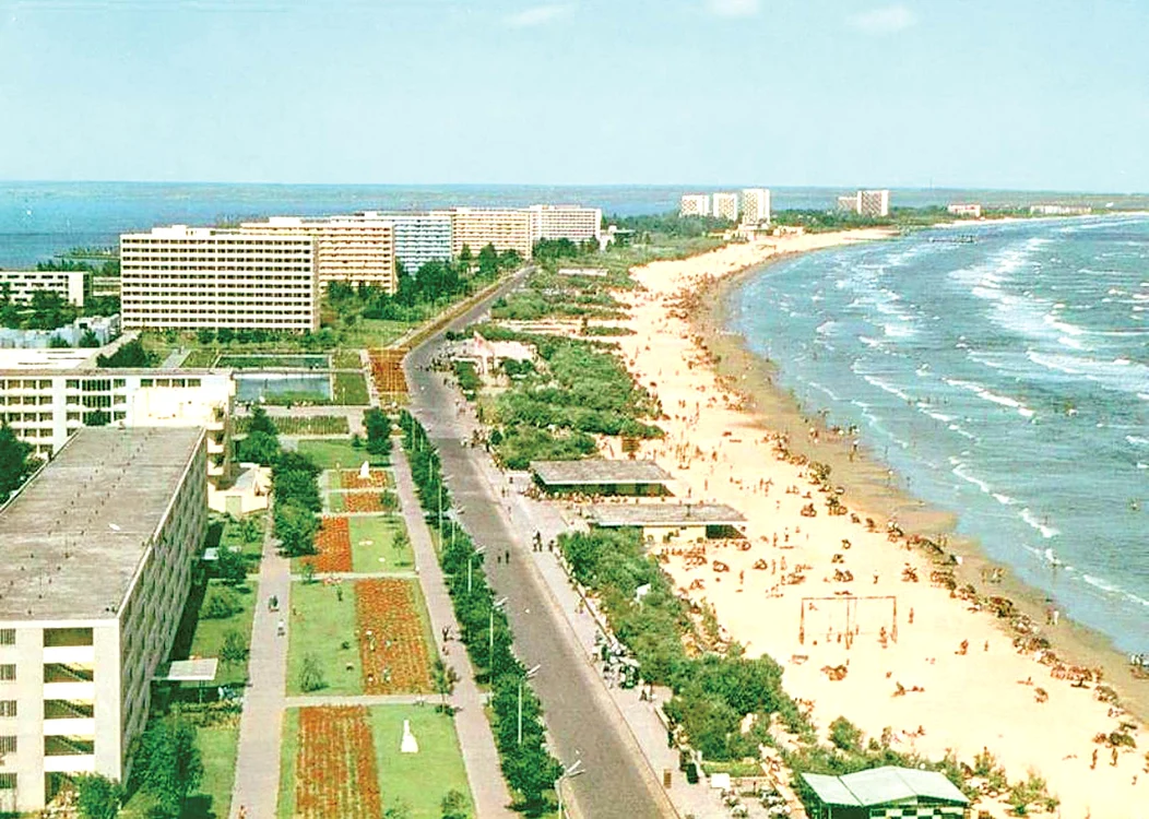 
    1970. Plajele din Mamaia erau mult mai late decât în prezent. Marea Neagră a înaintat câţiva metri spre interiorul staţiuniiFoto: Mihai Ionescu/vederidintrecut.blogspot.com  