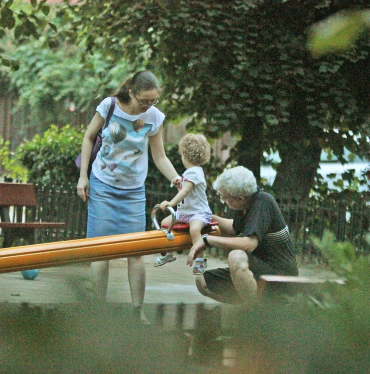 Cătălin Crişan s-a jucat în parc cu fiica lui, Lara, sub privirile fostei soţii, Alina Cupşa. Cei trei păreau o familie fericităfotografii: caps