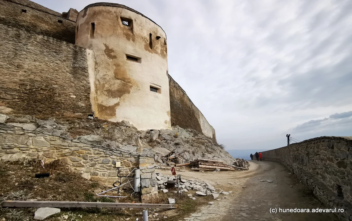 Cetatea Devei se află în șantier din 2021. Foto: Daniel Guță