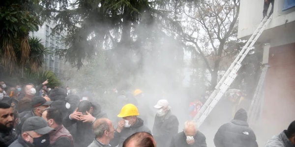 Scene violente între protestatari si poliţişti dupa ce  a fost atacat sediul unui partid din Albania. FOTO EPA-EFE