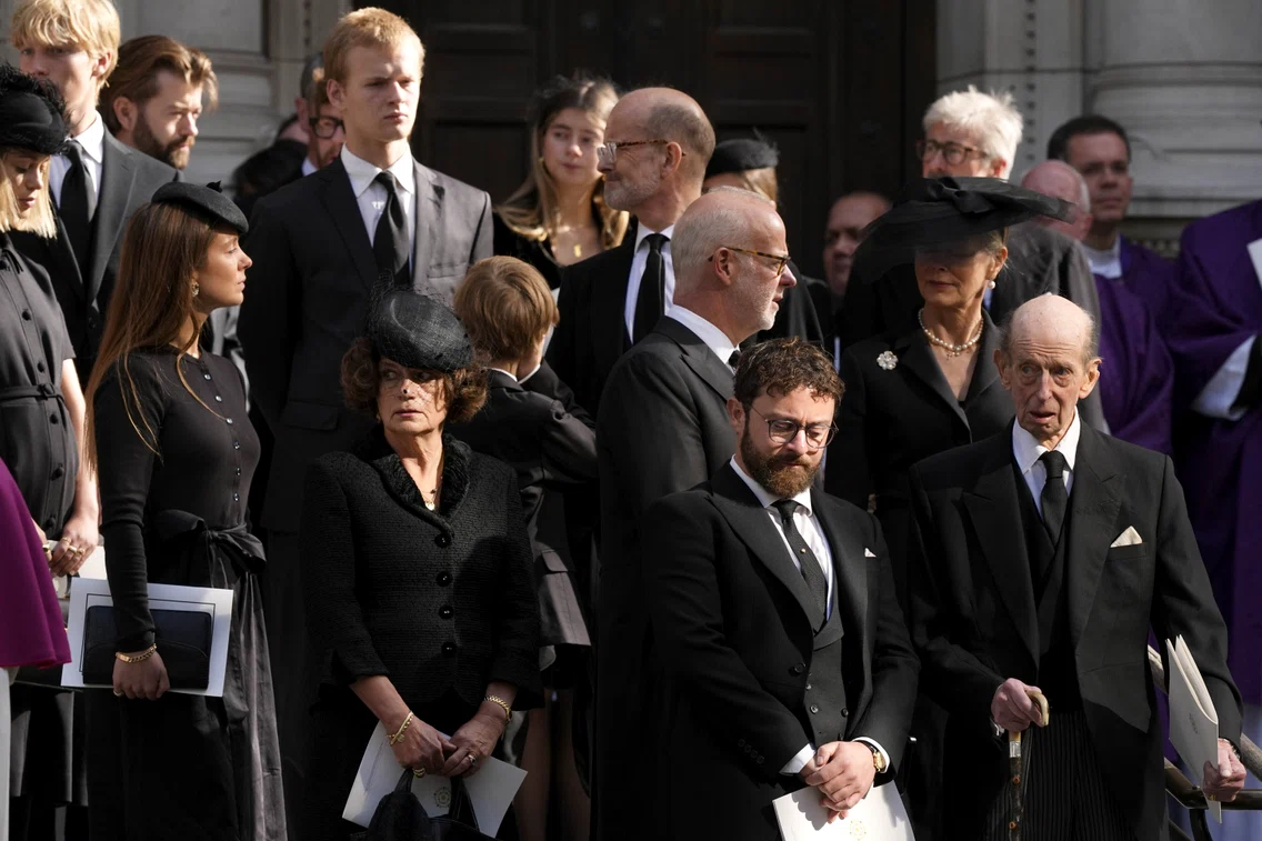 Lordul Edward Downpatrick (centru dreapta) cu bunicul său, Ducele de Kent (dreapta), la înmormântarea bunicii sale, Ducesa de Kent. FOTO: Getty Images