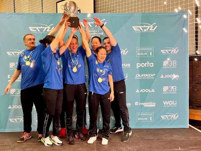 Eliza Samara și coechipierele sale, cu trofeul Ligii Campionilor (FOTO: SportsNet)