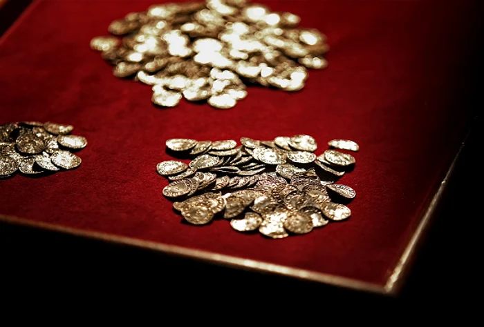 
    Noile monede sunt dedicate înființării a 150 de ani de la Academia RomânăFoto: BNR  