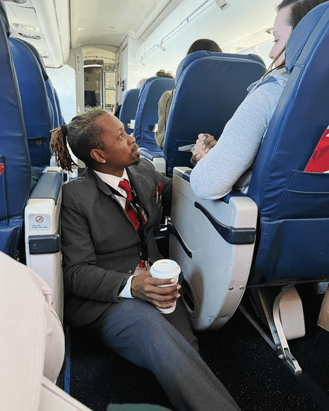 Imagine virală cu un însoțitor de bord care a stat pe parcursul zborului pe podeaua avionului. Care a fost motivul