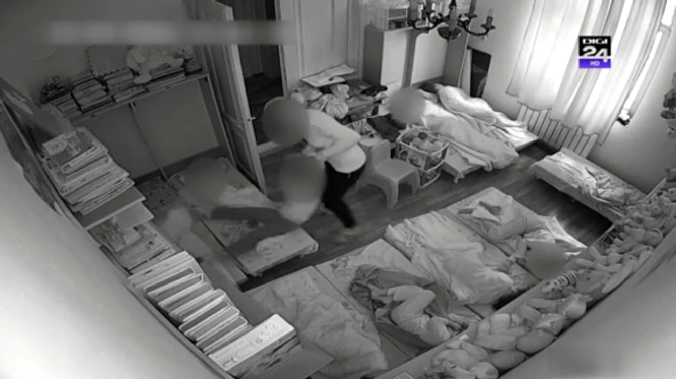 
    Directoarea a fost filmată în timp ce lovea copiiiFoto: captură Digi 24  