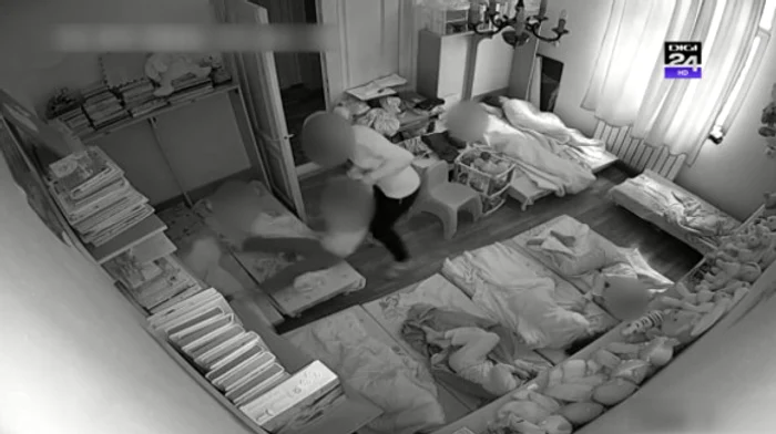 Directoarea a fost filmată în timp ce lovea copiiiFoto: captură Digi 24