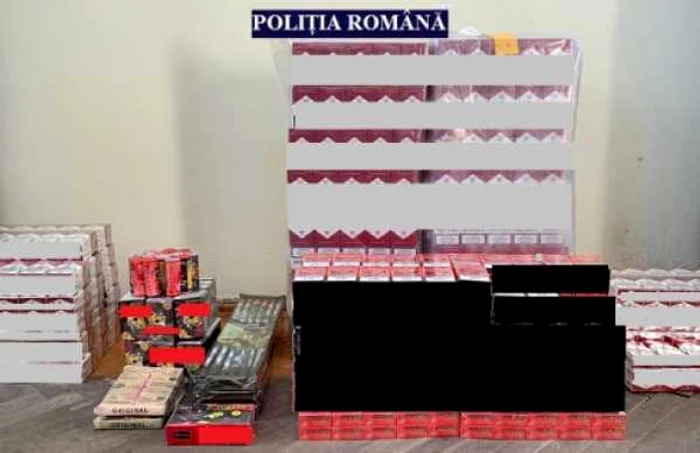 Captură de peste 20.000 de tigarete si 4.000 de materiale pirotehnice, în Arad FOTO: Poliţia Română