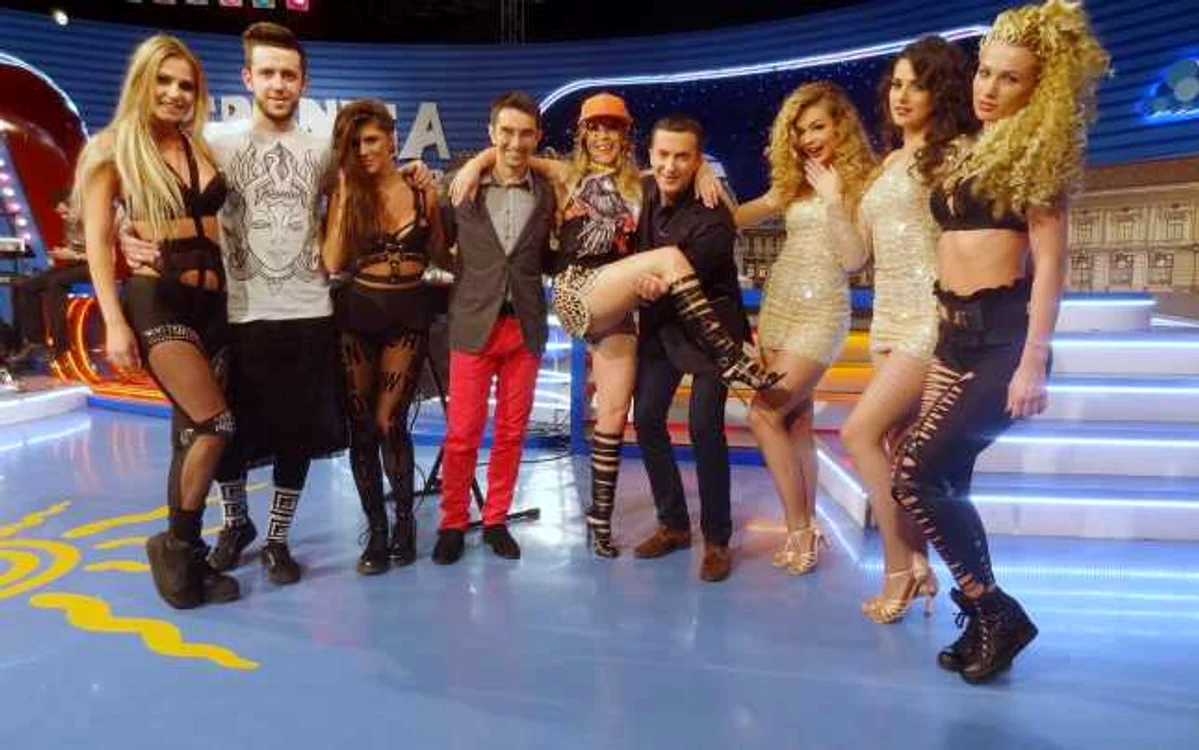 Corina Bud a venit
în platoul „Cronicii Cârcotaşilor“ pentru cânta piesa „A
ta“ FOTO Prima TV