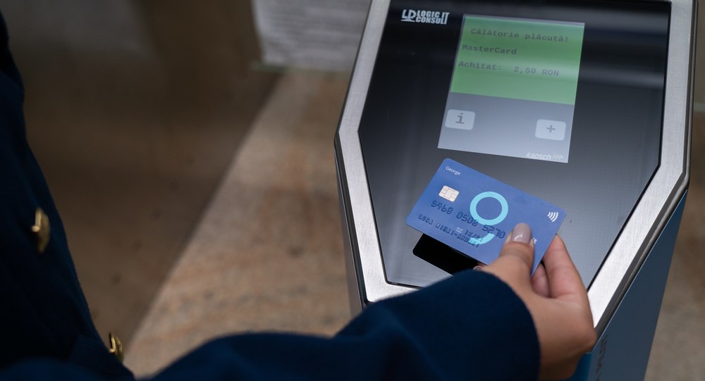 Metoda prin care un bărbat a cumpărat din banii unui necunoscut bilete la autobuz, jocuri online și abonament la Netflix
