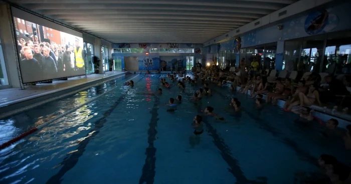 La TIFF, spectatorii au avut ocazia să vadă filme din apa piscinei   FOTO & VIDEO: Florin Ghioca