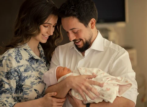 Hussein, Rajwa și micuța Iman, prima fotografie de familie