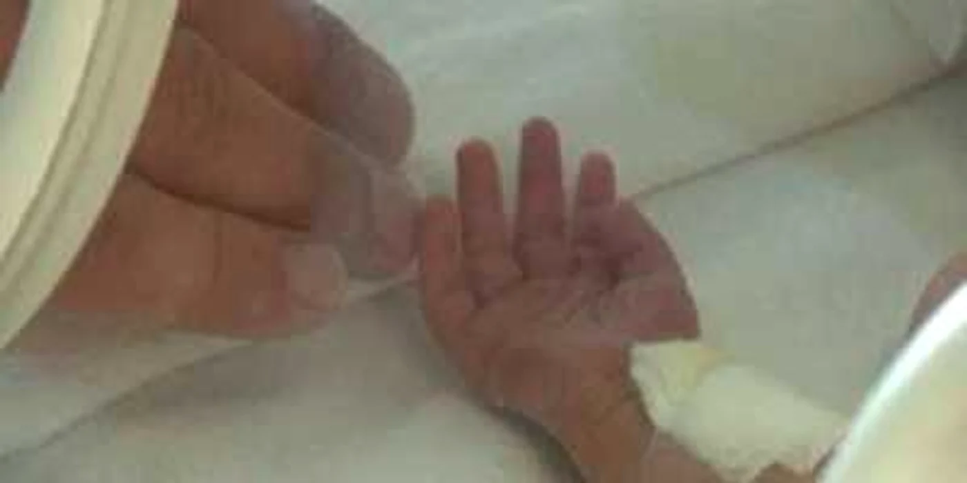 Fetiţa, împreună cu mama sa, se află internate la secţia de chirurgie infantilă