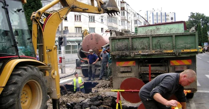 Pe lângă lipsa apei la robinete, în reţele oraşului apar dese avarii. FOTO: D.S.