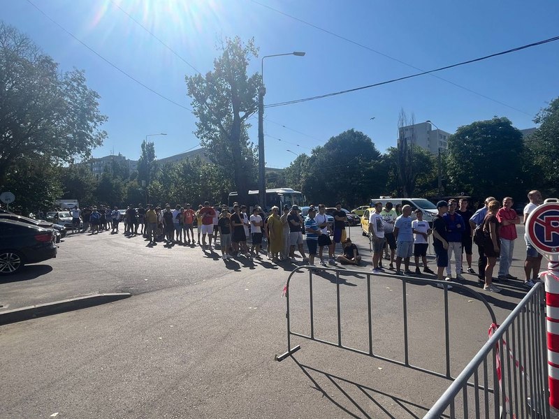 Fanii FCSB, cozi la bilete pentru derby. Rugbiștii, iritați de fotbaliști la apariția pe Arcul de Triumf