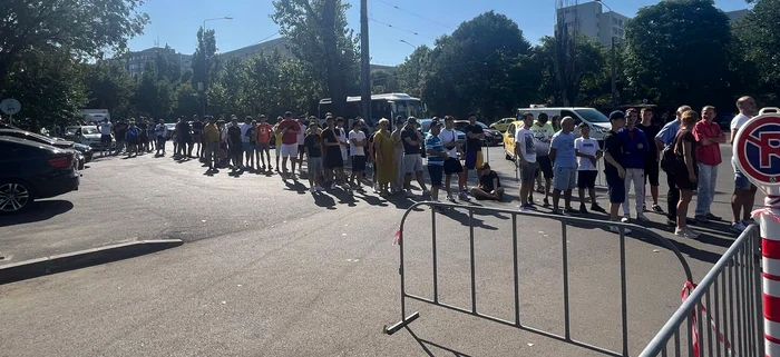 Suporterii s-au așezat la cozi de la 9 dimineața. Foto gsp.ro