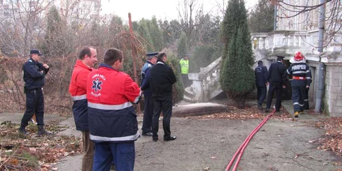 Botoşani: Poliţiştii cred că focul a fost pus de oamenii străzii