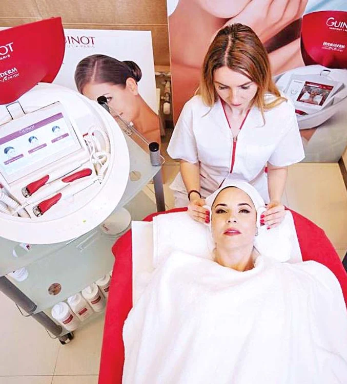 Carmen Negoiţă scapă de riduri cu un tratament ce are la bază propriul sânge