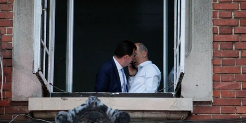 Imaginea Zilei / Ludovic Orban şi Rareş Bogdan se află la un geam al sediului PNL în seara alegerilor europarlamentare în Bucureşti FOTO Inquam Photos / Adriana Neagoe / 27 mai 2019