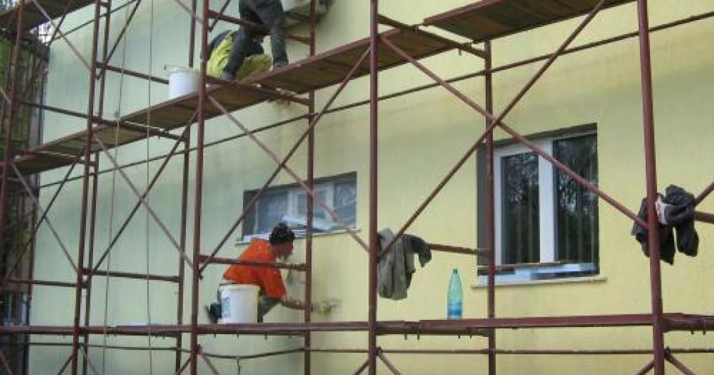 Un muncitor a căzut peste celălalt după ce s-a dezechilibrat FOTO arhivă Adevărul