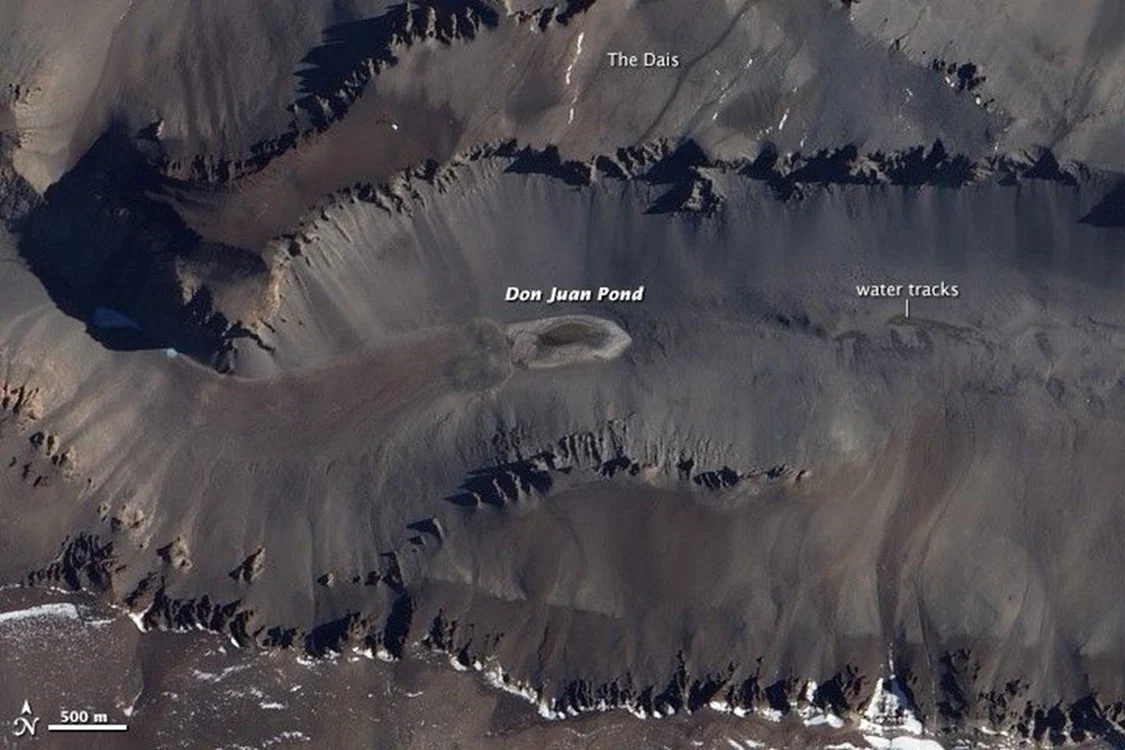 Don Juan Pond, cel mai sărat lac de pe Pământ. Sursă foto: NASA 