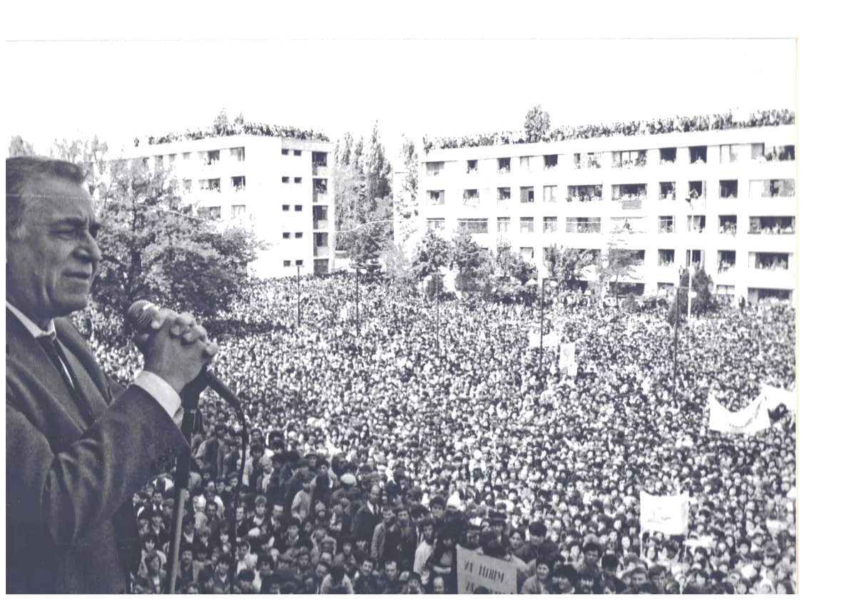 Foto 1 Miting electoral 1990 jpg
