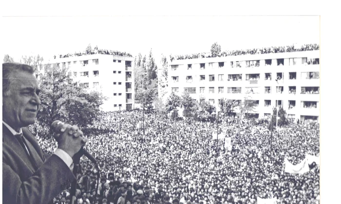 Foto 1  Miting electoral 1990 jpg