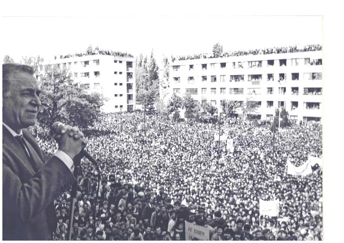 Foto 1. Ion Iliescu la miting electoral, 1990, ©arhiva personală a Președintelui Ion Iliescu