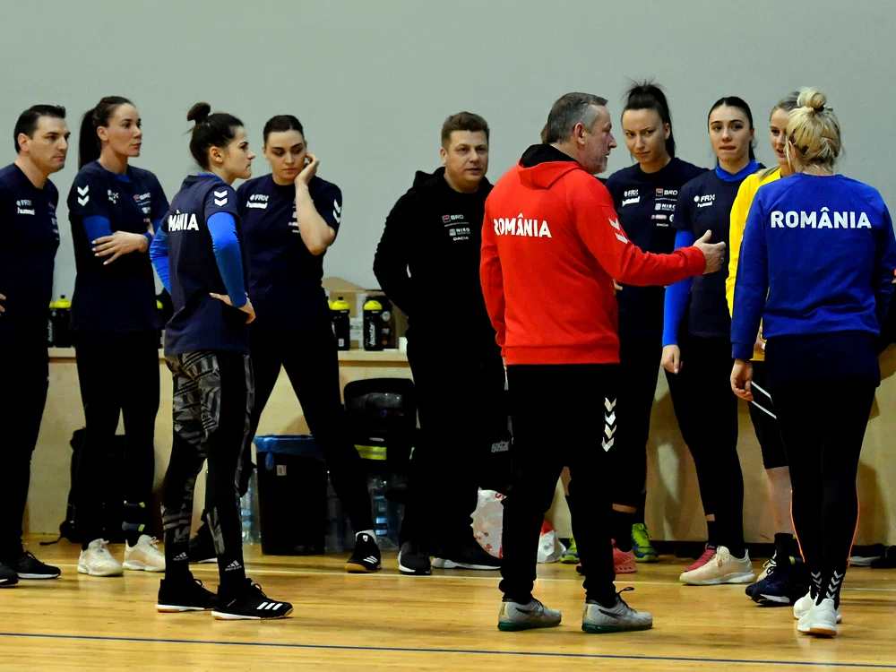 
    Bogdan Burcea discută cu jucătoarele prezente la antrenamentul echipei României Foto: Sport Pictures  