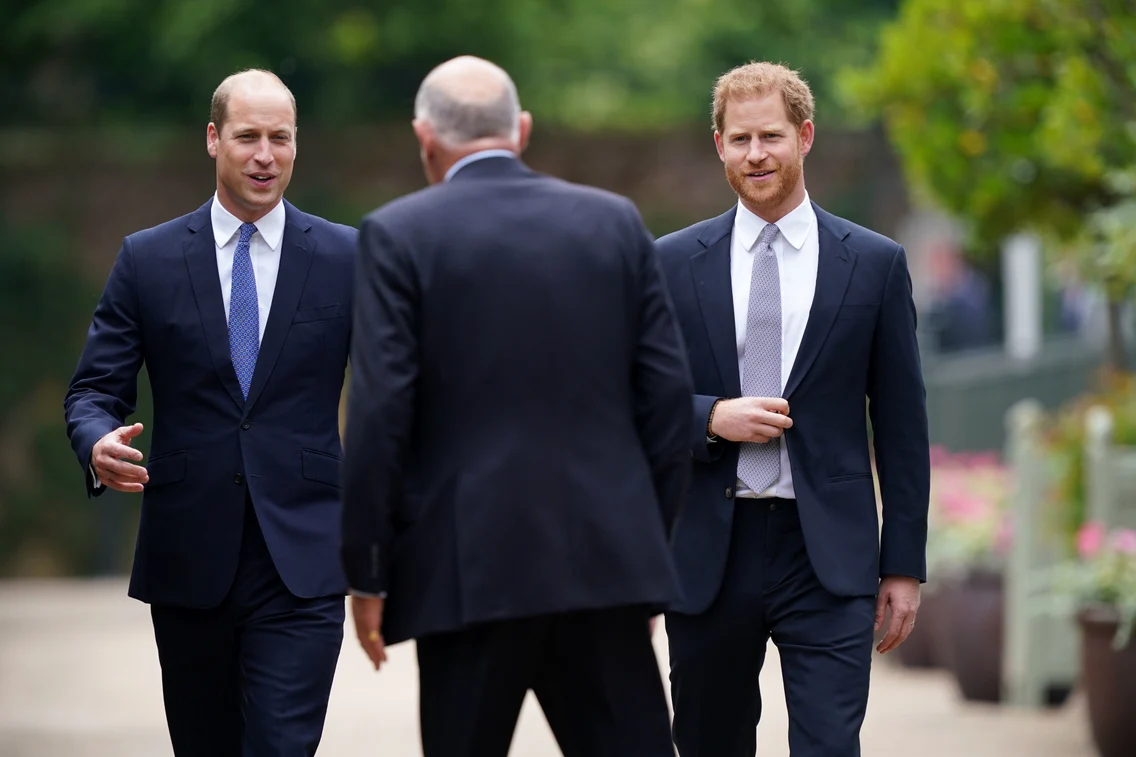 Fostul secretar regal privat Jamie Lowther‑Pinkerton cu Prințul William și Prințul Harry în 2021. FOTO: Getty Images