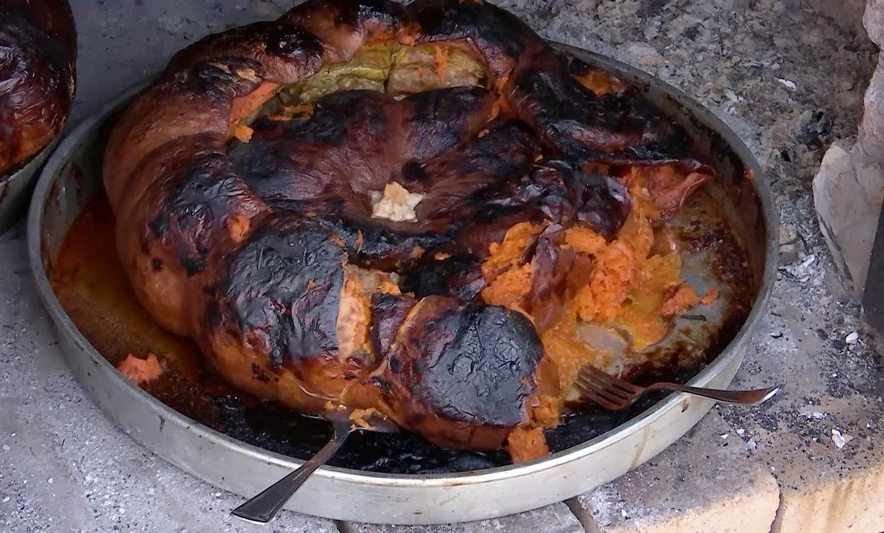 Sarmalele se fier la foc foarte mic. FOTO Iulian Bunilă