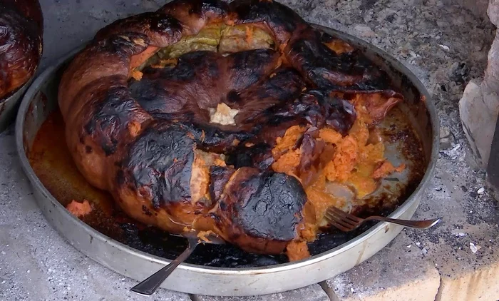Sarmalele se fier la foc foarte mic. FOTO Iulian Bunilă