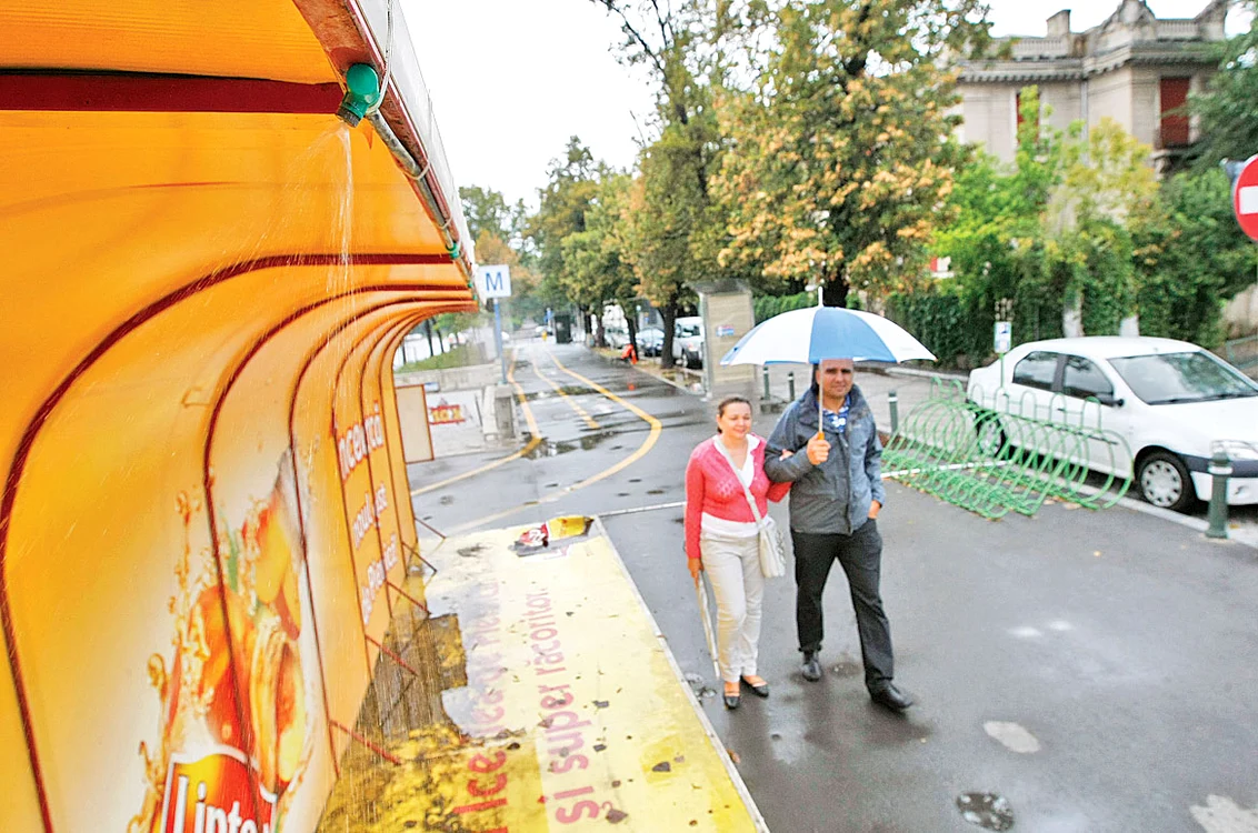 12 august 2012 17 grade, ploaie. La Piaţa Victoriei pica  apă şi din cer, şi  din duşul  stradal