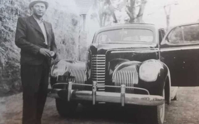 Automobilul înregistrat cu număru 8-Tms a fost fotografiat împreună cu proprietarul, Brancu Traian. FOTO Colecţia V.Capotescu