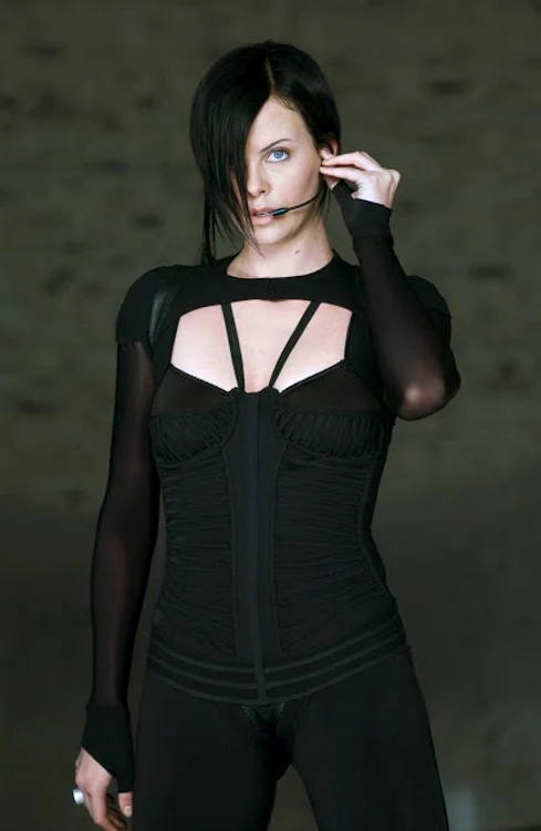 Charlize Theron, în fimul Aeon Flux, din 2005 