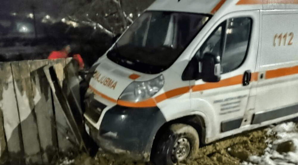 O ambulanță care transporta un pacient a derapat și a ajuns într-un gard