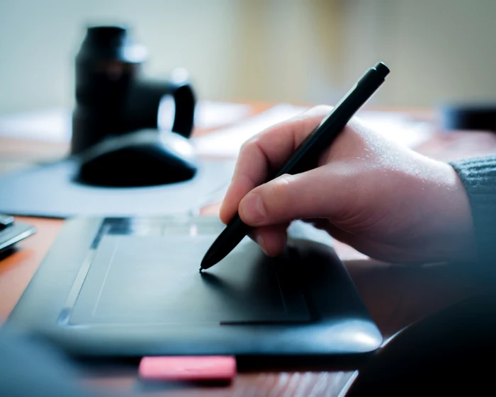 Trei adolescenți brașoveni au inventat un „creion inteligent” / Foto: Shutterstock