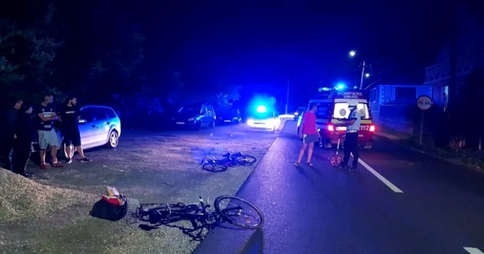 Una dintre persoanele aflate pe bicicletă a fost transportată la spital. Foto: Facebook