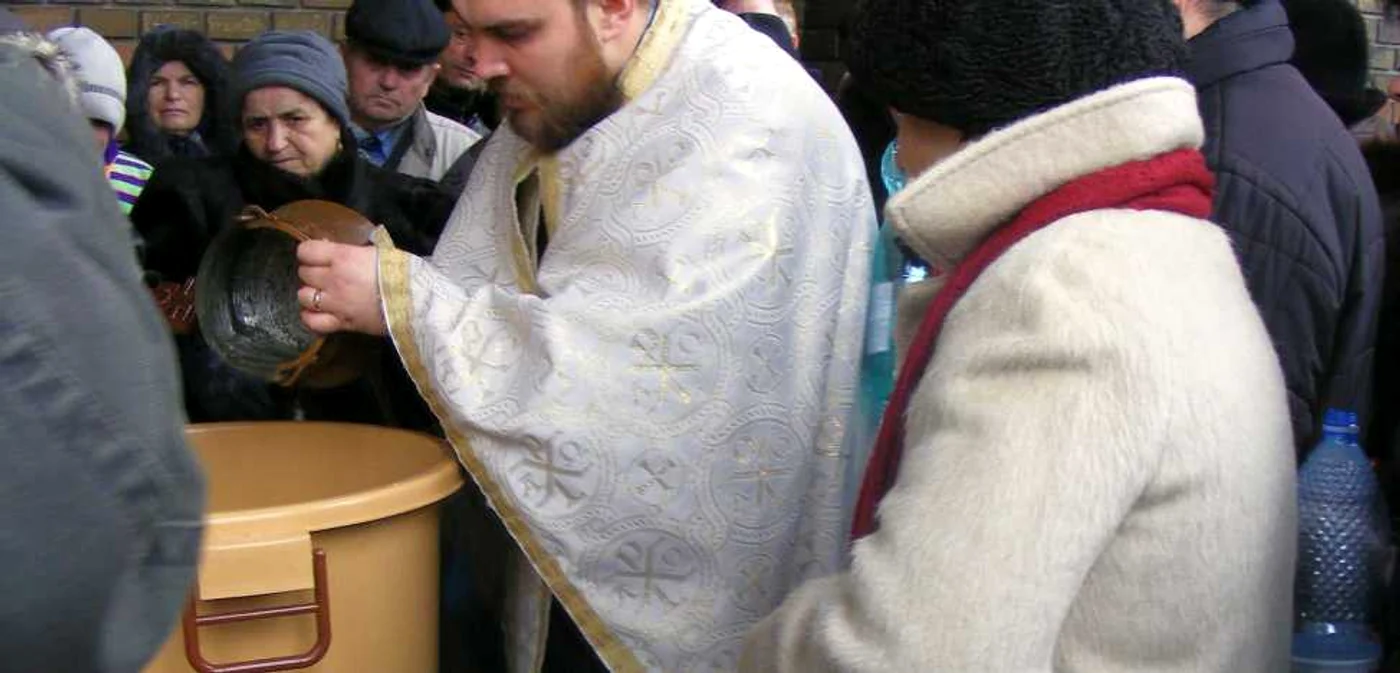 În fiecare an, timişorenii se înghesuie pentru apa sfinţită. FOTO: Arhivă